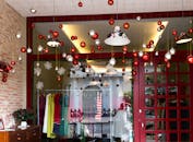 优雅的精品在节日装饰中展现了丰富多彩的时尚风格，完美融合了庆祝活动的氛围