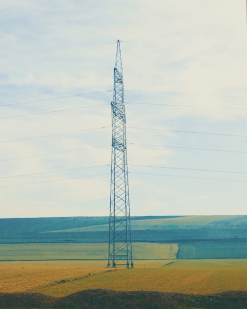 Immagine gratuita di campo, linee elettriche, pilone dell'elettricità