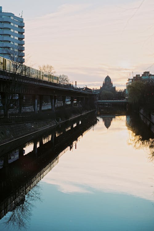 Δωρεάν στοκ φωτογραφιών με kreuzberg, αντανάκλαση, απόγευμα