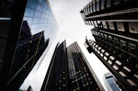 伦敦金融区的现代摩天大楼低视角，以创新的建筑设计和反光玻璃为特色