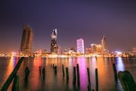 夜晚的水面被胡志明市的天际线照亮