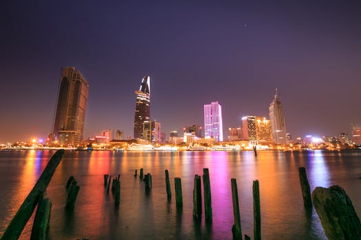 夜晚的水面被胡志明市的天际线照亮