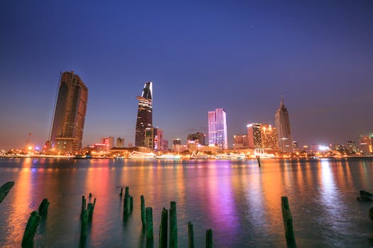 黄昏时分，胡志明市美丽的天际线被点亮，倒映在河面上