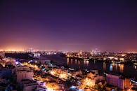 城市照明天际线倒映在河上，夜景令人叹为观止