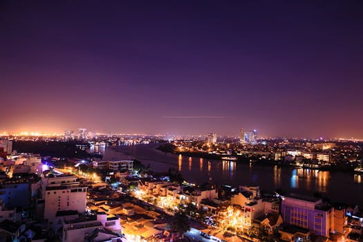 城市照明天际线倒映在河上，夜景令人叹为观止