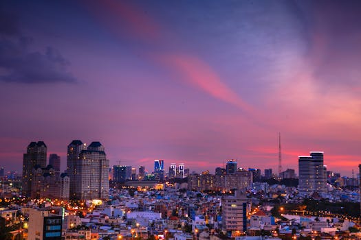 黄昏时分，摩天大楼与城市天际线在充满活力的灯光中交相辉映