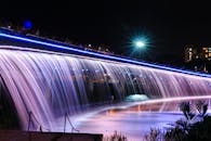 夜间长曝光效果下的瀑布桥十分美丽