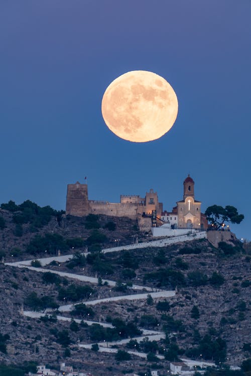 Free Luna llena  y castillo de Cullera Stock Photo