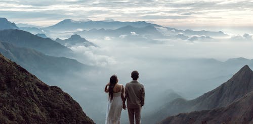 Couple Sur La Montagne 