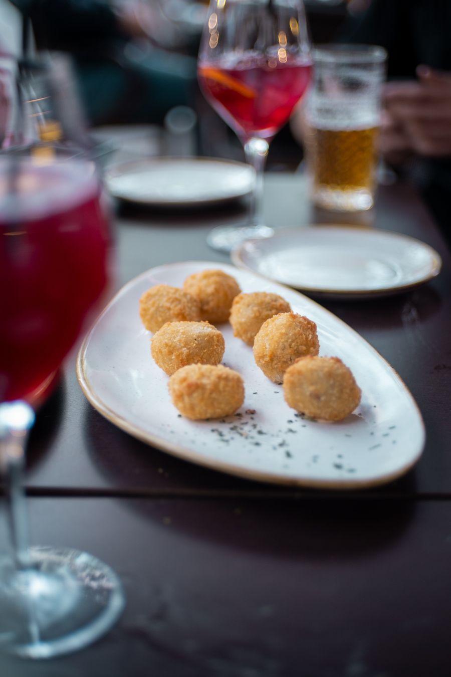 Croquettes espagnoles servies avec un verre