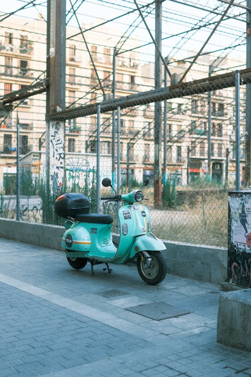 Δωρεάν στοκ φωτογραφιών με vespa, άνδρας, Άνθρωποι