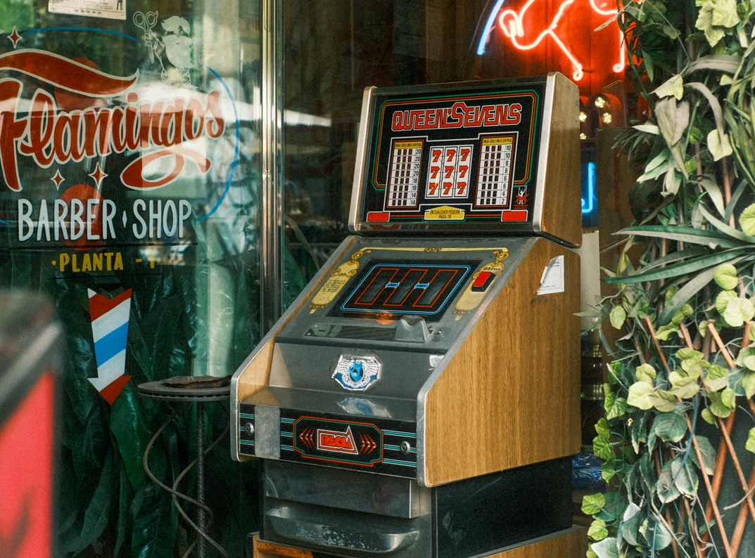 Online Casino Turnier mit Spielern an Spielautomaten