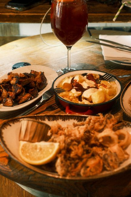 Mesa con tapas variadas y sangría