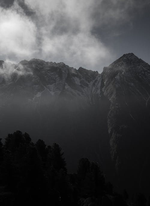 Foto d'estoc gratuïta de blanc i negre, muntanyes, paisatge