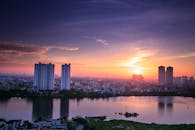 日落时分，摩天大楼的倒影映在海滨，与美丽的城市天际线交相辉映