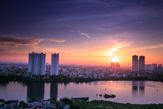 日落时分，摩天大楼的倒影映在海滨，与美丽的城市天际线交相辉映