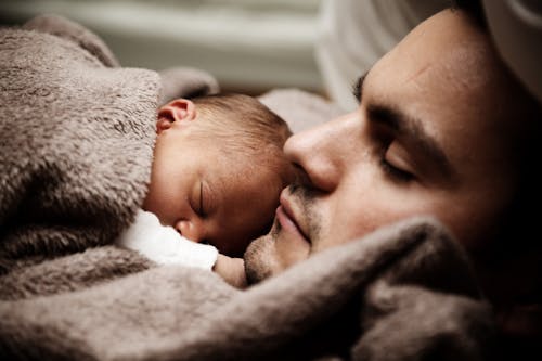 Close Up Van Een Vader En Zijn Kleine Baby Die Samen Slapen