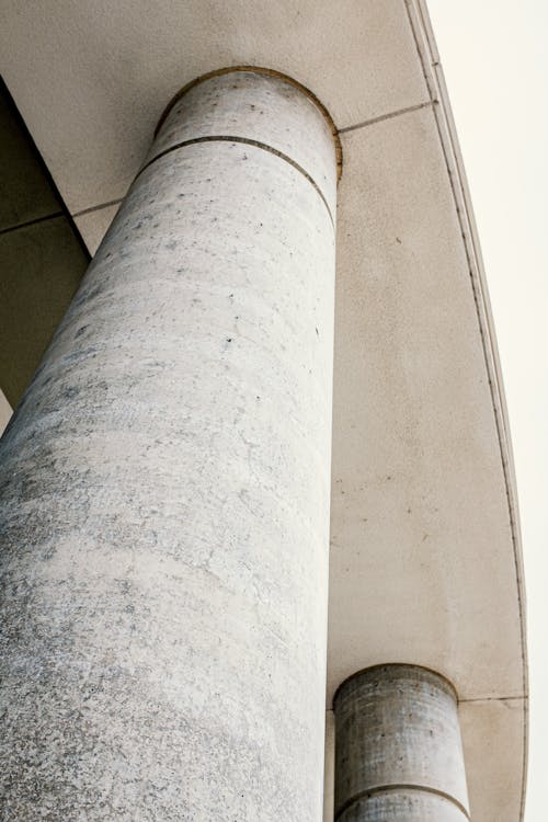 A close up of a pillar with a white and gray color