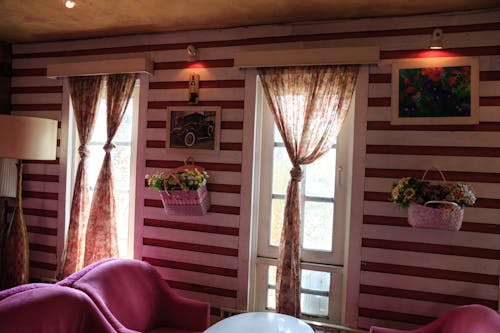 бесплатная Три шторы, закрывающие окно Стоковое фото