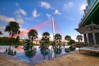 您可以在豪华的度假胜地池畔放松身心，欣赏棕榈树和标志性桥梁的美景