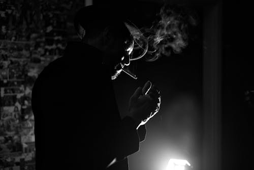 人, 抽煙, 晚上 的 免費圖庫相片