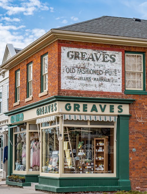 A store front with a sign that says graves