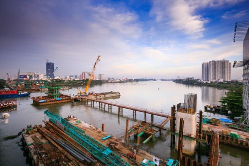 Free A vibrant city waterfront scene featuring a construction site and skyline. Stock Photo