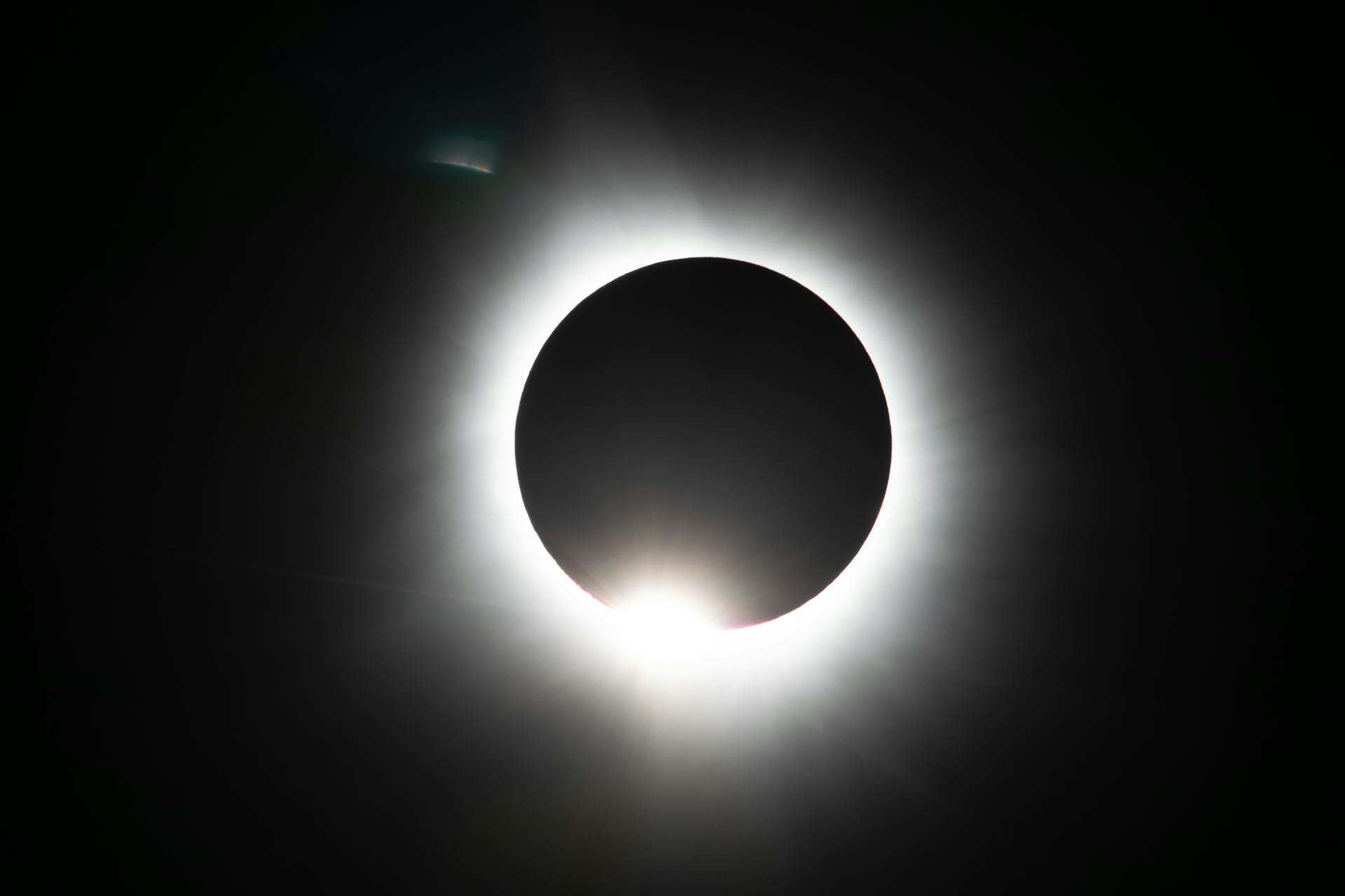 Sunlight behind Moon in Eclipse