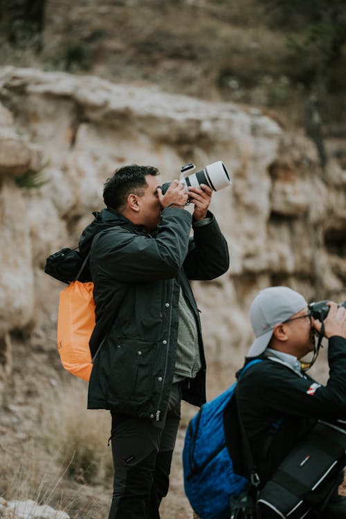 adam, dağ, dikey atış içeren Ücretsiz stok fotoğraf