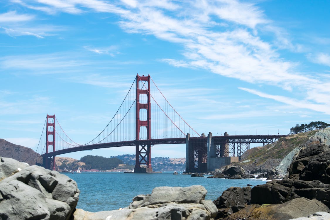 Bezpłatne Most Golden Gate W San Francisco W Kalifornii Pod Błękitnym Niebem W Ciągu Dnia Zdjęcie z galerii