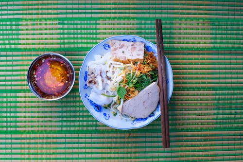 用筷子放在盘子里的食物