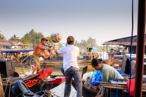 Hombres De Pie En Barco