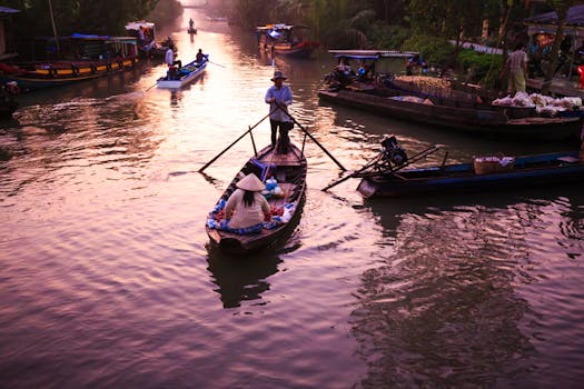 日出时分，运河市场热闹非凡，船只往来，商人云集，却营造出一种宁静的氛围