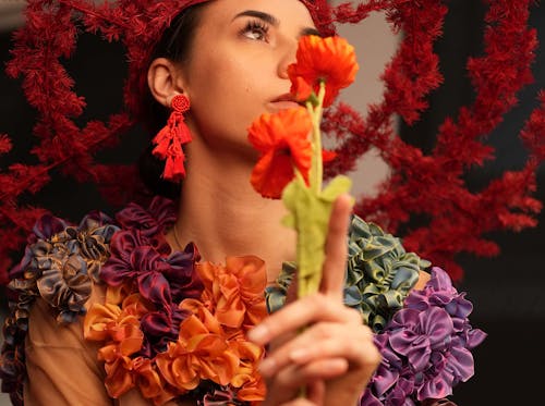 Foto stok gratis bunga buatan, gaun merah, gaun pesta