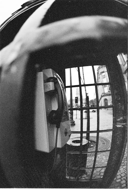 Darmowe zdjęcie z galerii z analogowy, budka, czarno-biały