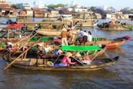 阳光明媚的日子里，一个传统的越南浮动市场呈现出一派繁华景象，船只众多，商贩云集