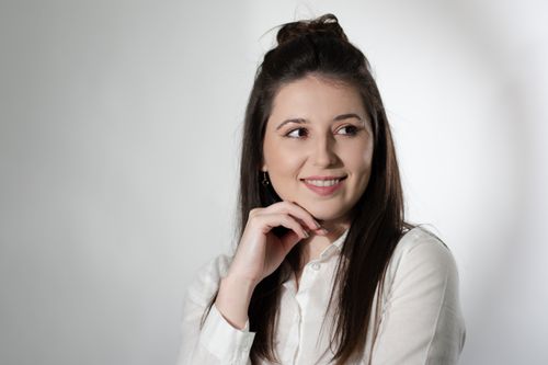 Free Professional portrait of a smiling woman in a white shirt, exuding confidence and friendliness. Stock Photo