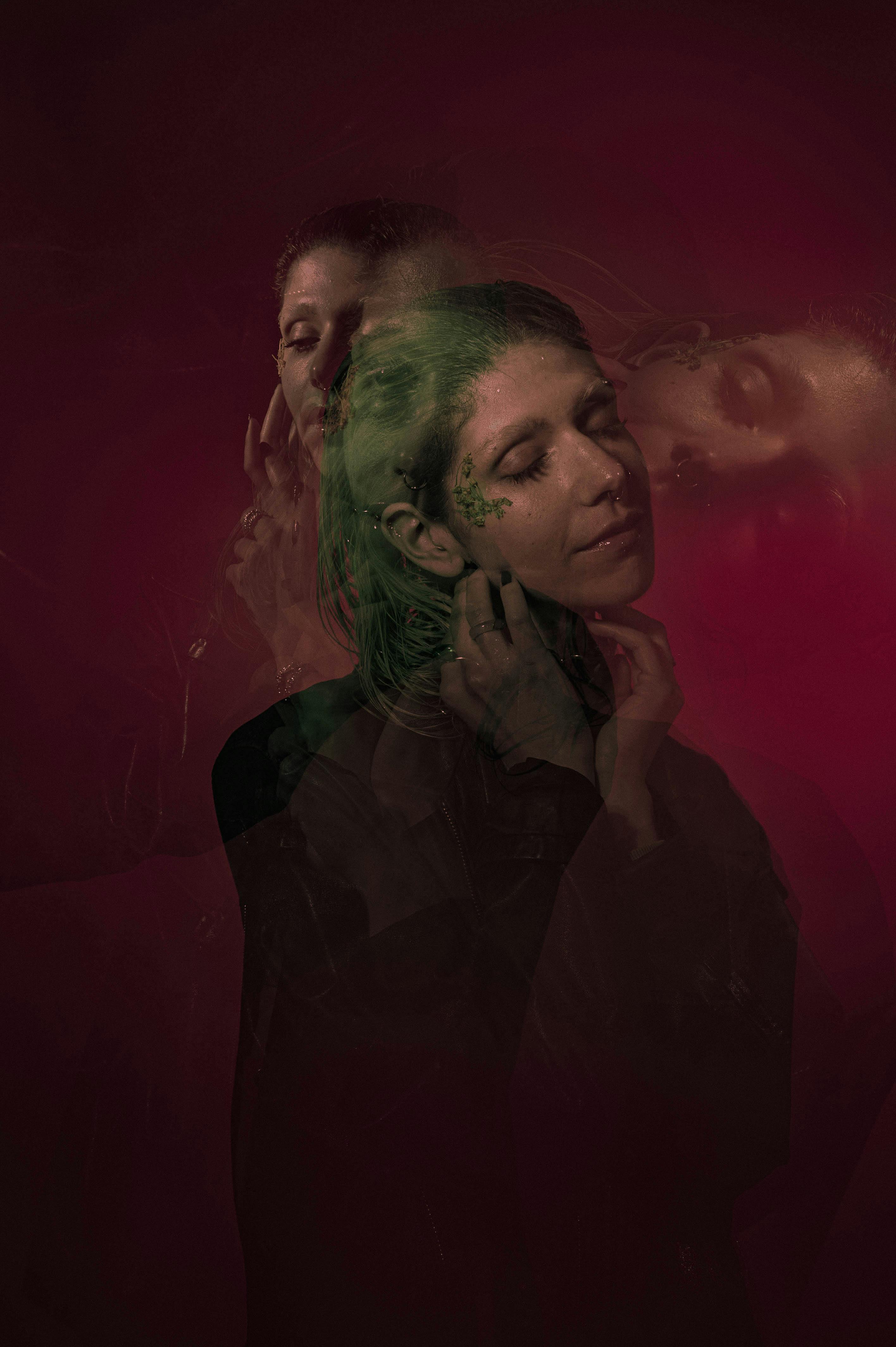 Gratis Doppia Esposizione Di Donna Con Capelli Tinti Di Verde Foto a disposizione