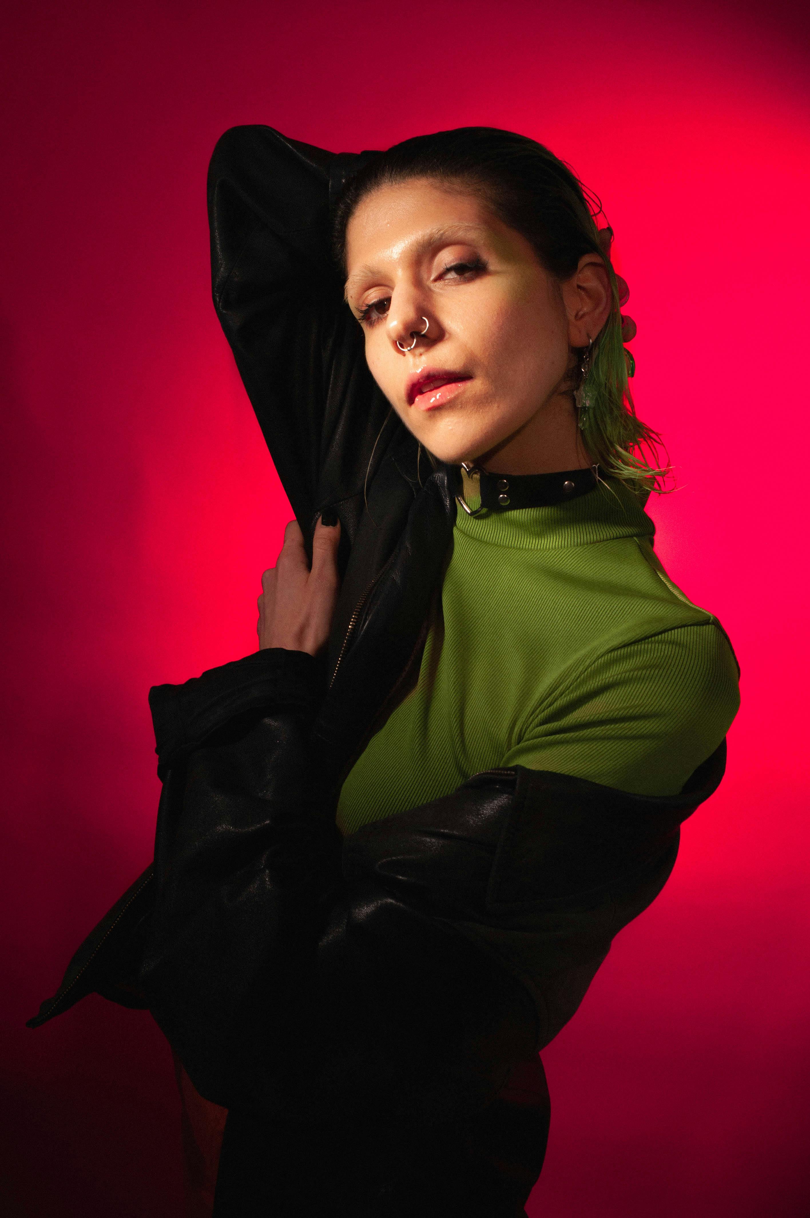 Kostenlos Frau In Jacke Und Mit Piercing Stock-Foto