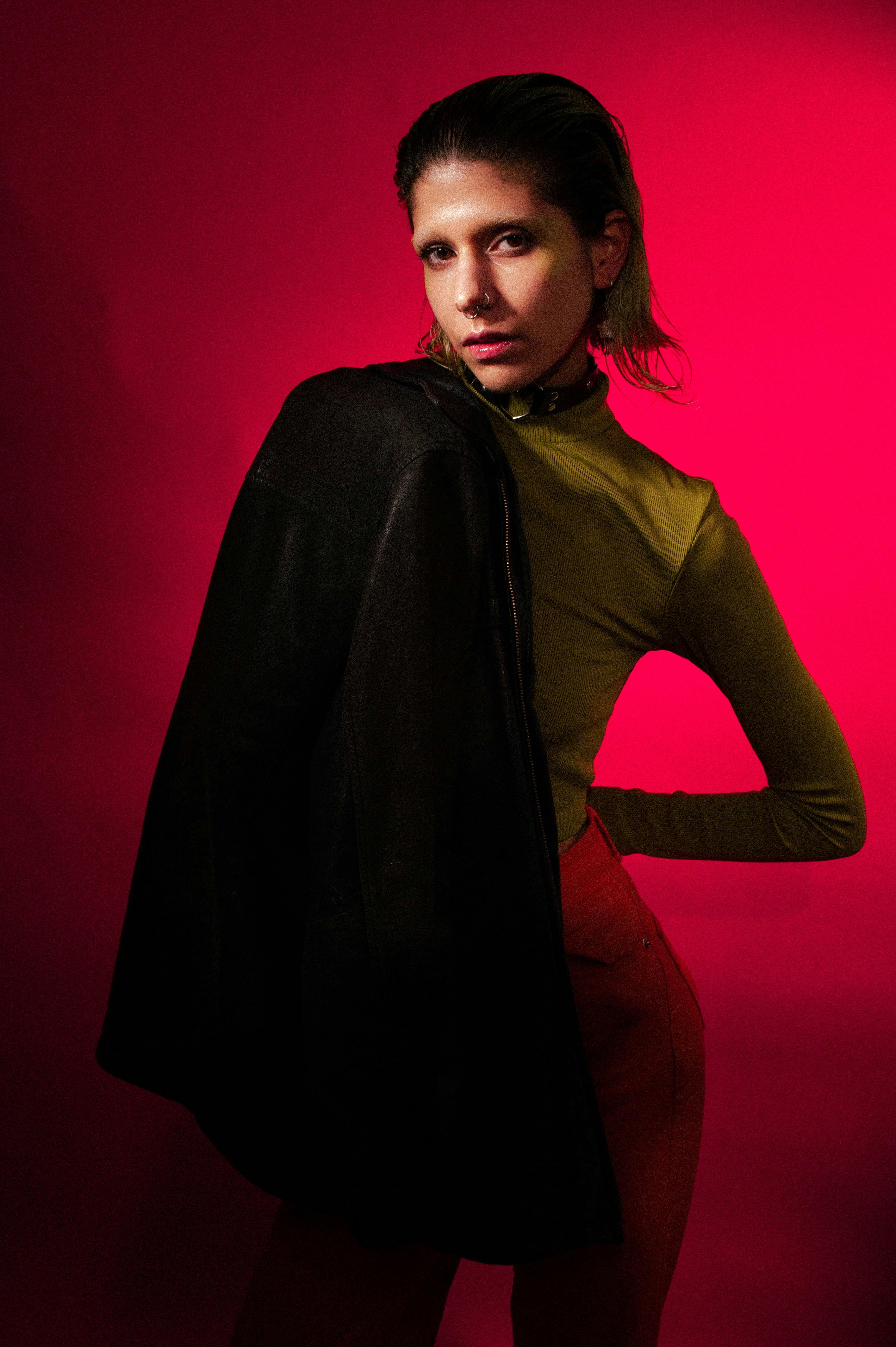 Gratuit Femme Debout Tenant Une Veste Photos