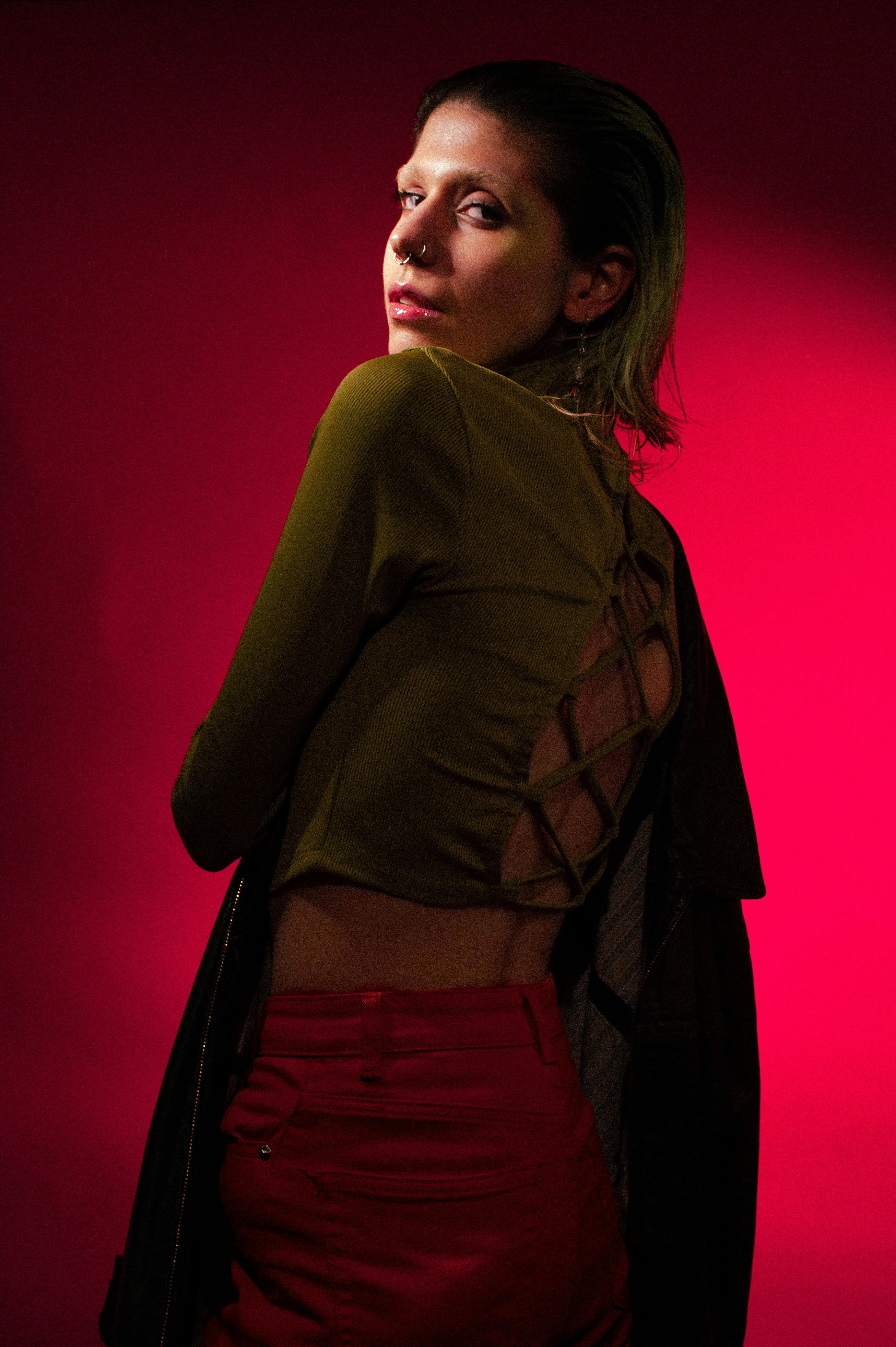 Gratuit Femme En Chemisier Sur Fond Rouge Photos