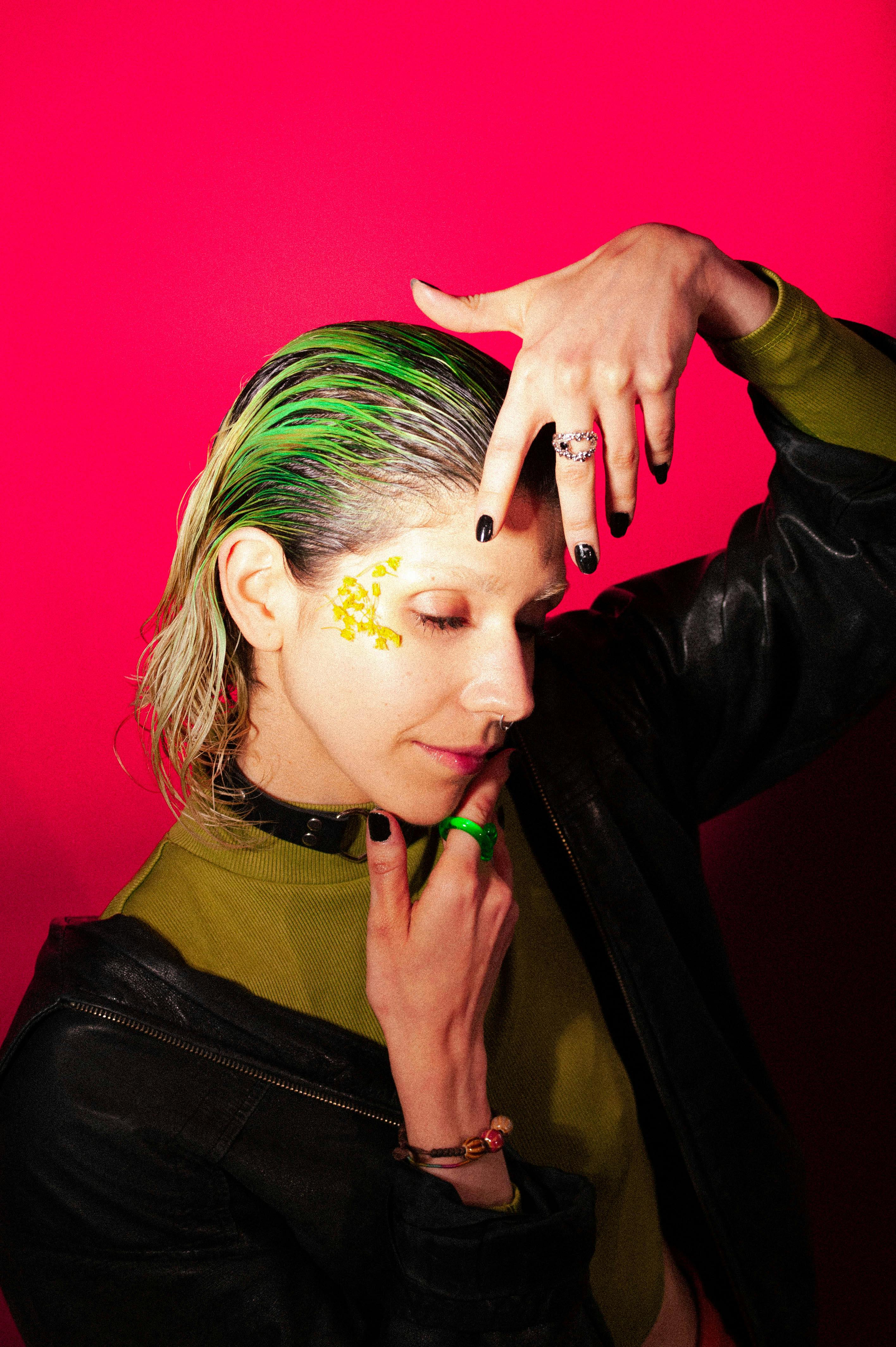 Gratis Potret Wanita Dengan Rambut Dicat Hijau Foto Stok