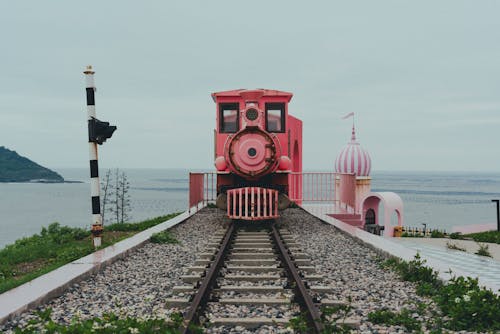 Безкоштовне стокове фото на тему «берег, залізниця, море»