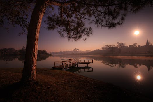 宁静的日出映照在湖泊上，反射出优美的自然环境
