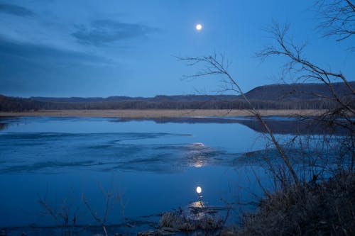 Fotobanka s bezplatnými fotkami na tému dedinský, jazero, mesiac