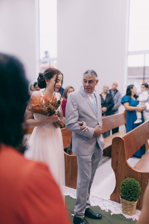 Foto profissional grátis de buquê, capela, casamento