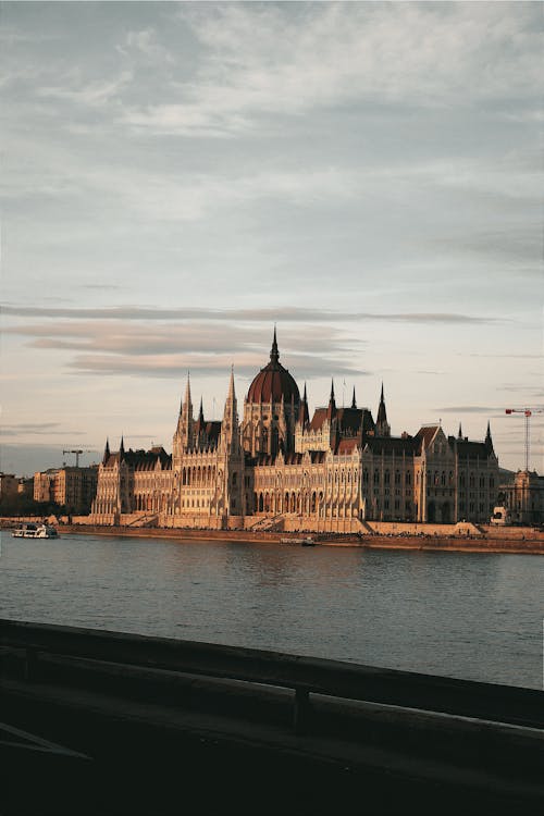 Budapeşte, dikey atış, geliş içeren Ücretsiz stok fotoğraf