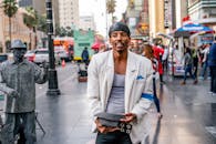 街头艺人的魅力在繁华的城市环境中吸引了路人