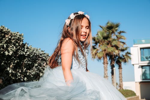 Sorridente Ragazza Che Indossa Abito Bianco In Tulle