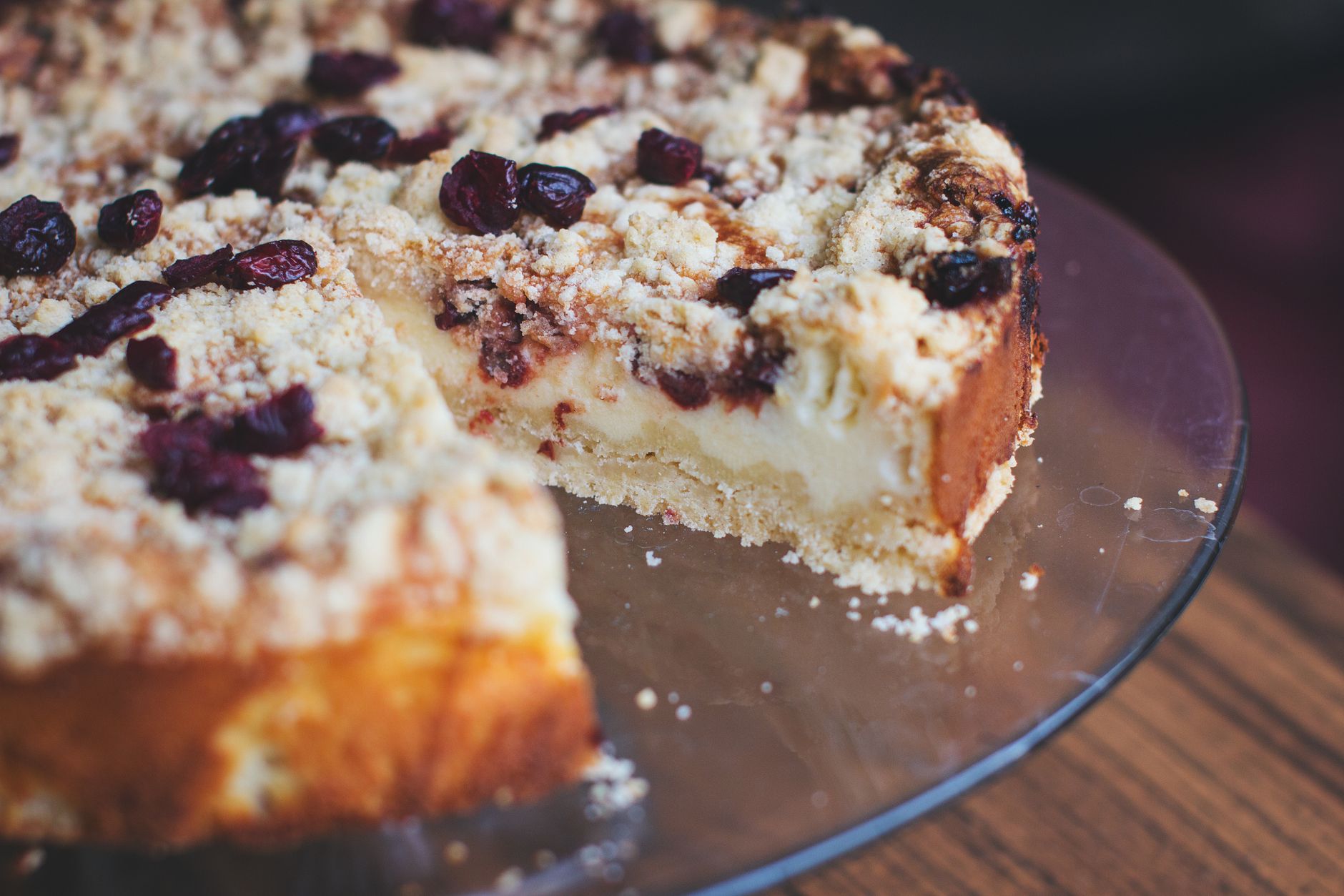 Close-up of creamy no bake cheesecake with crumble topping on a clear glass